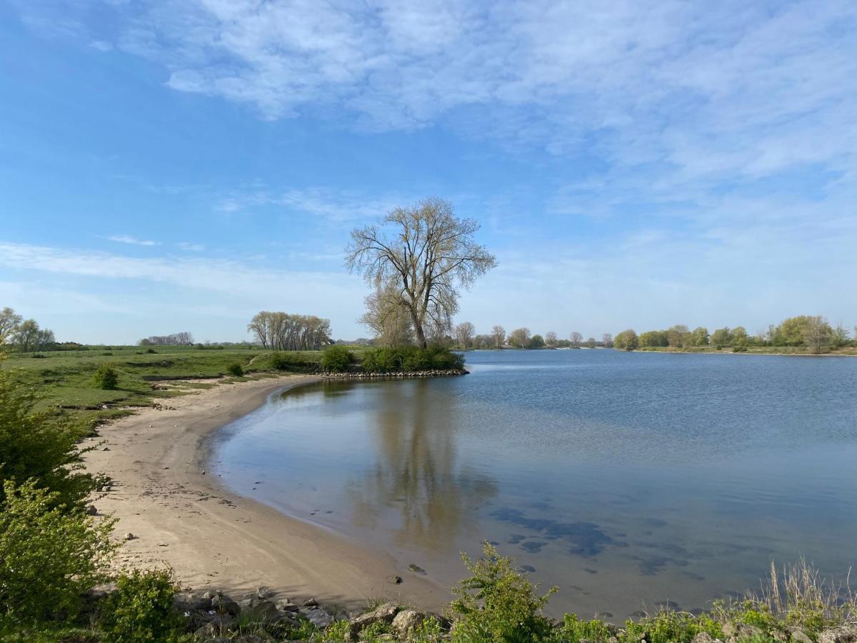 Roer, huisje aan de Maas Maren-Kessel Buitenkant foto
