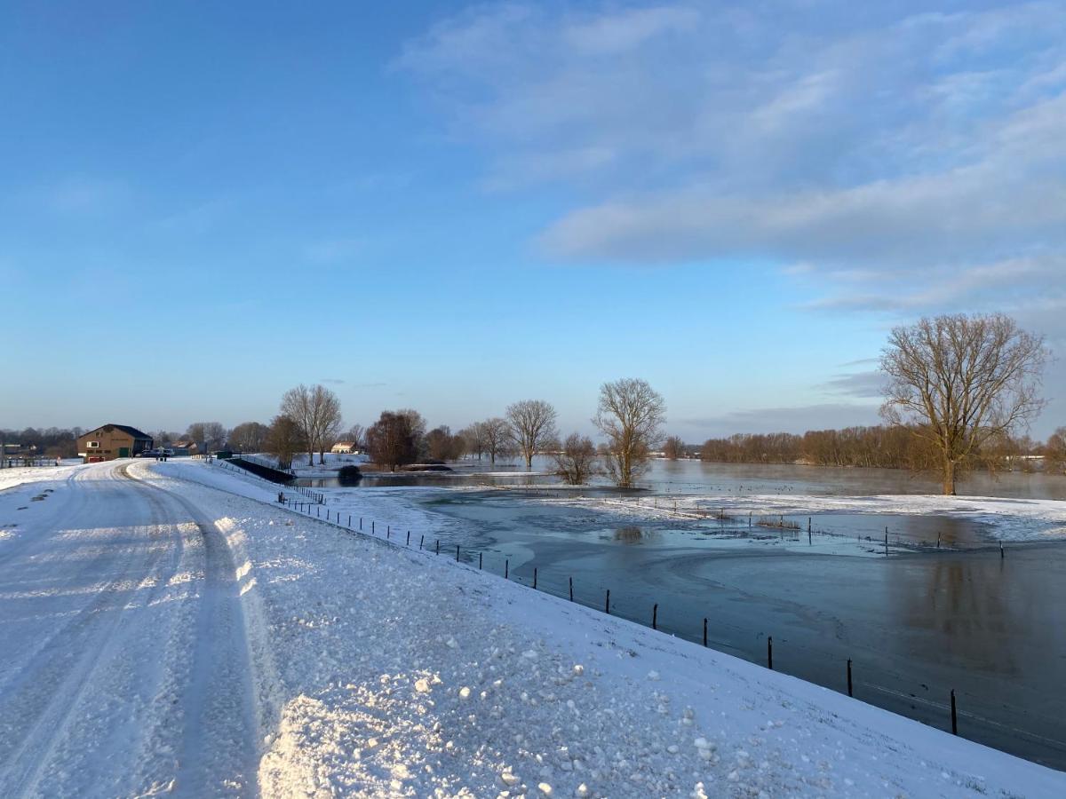 Roer, huisje aan de Maas Maren-Kessel Buitenkant foto