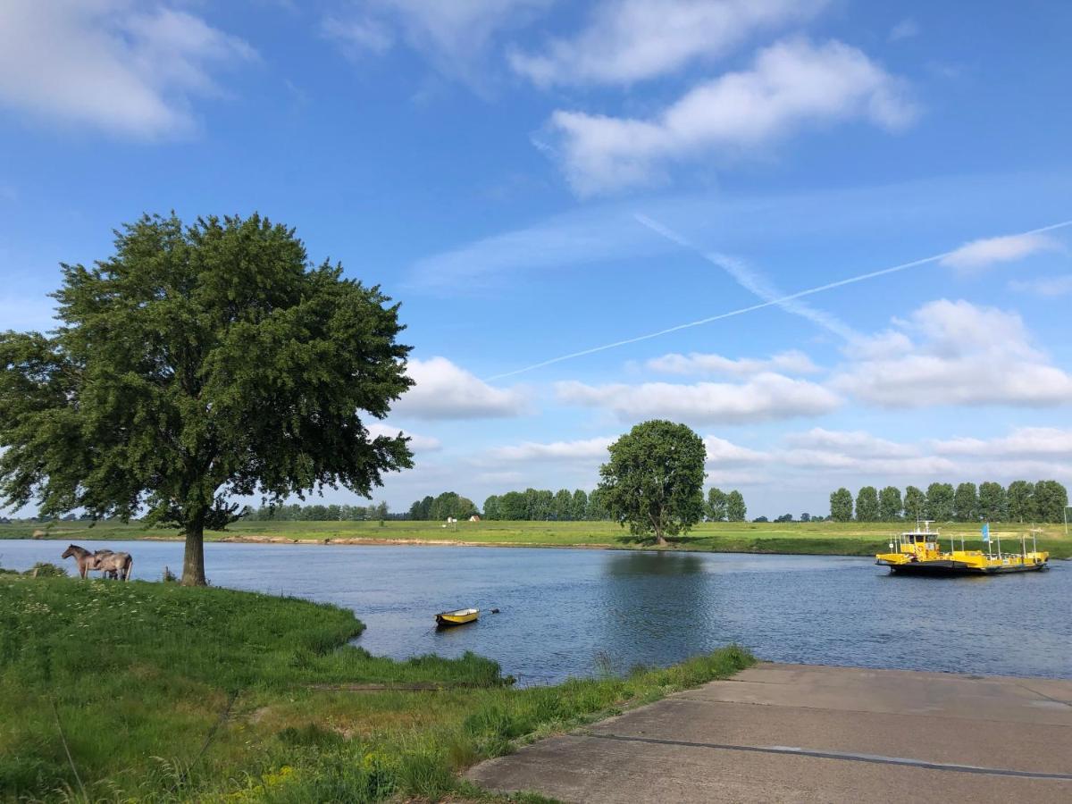 Roer, huisje aan de Maas Maren-Kessel Buitenkant foto
